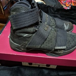 lebron soldier 10 black 9.5 basketball sneakers